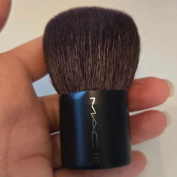 MAC Cosmetics 182 Buffer Brush in Black - Picture 6 of 8